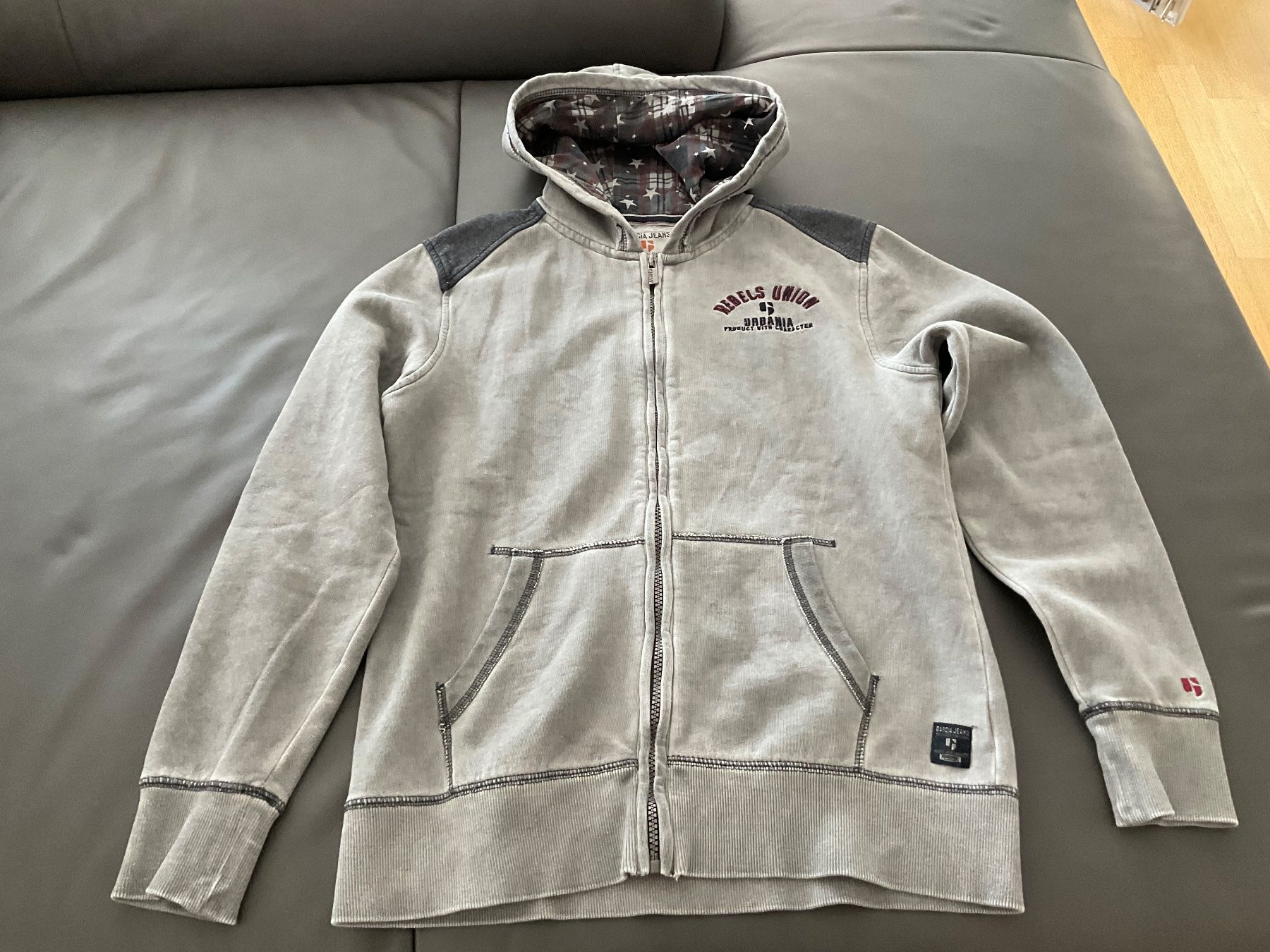 Jacken & Mäntel: Sweatjacke mit Kapuze – Gebraucht aus Horw von Benny017