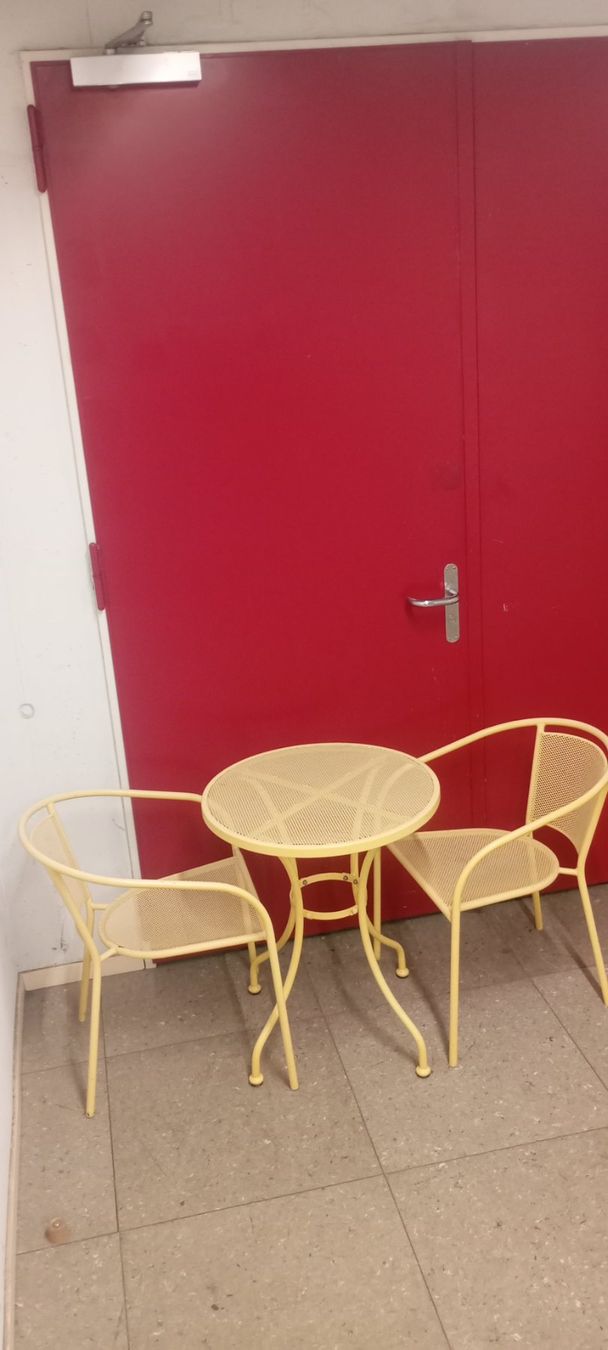 Tische: Balkontisch gelb inkl. 2 Stühle – Gebraucht aus Bern von eiger017 2