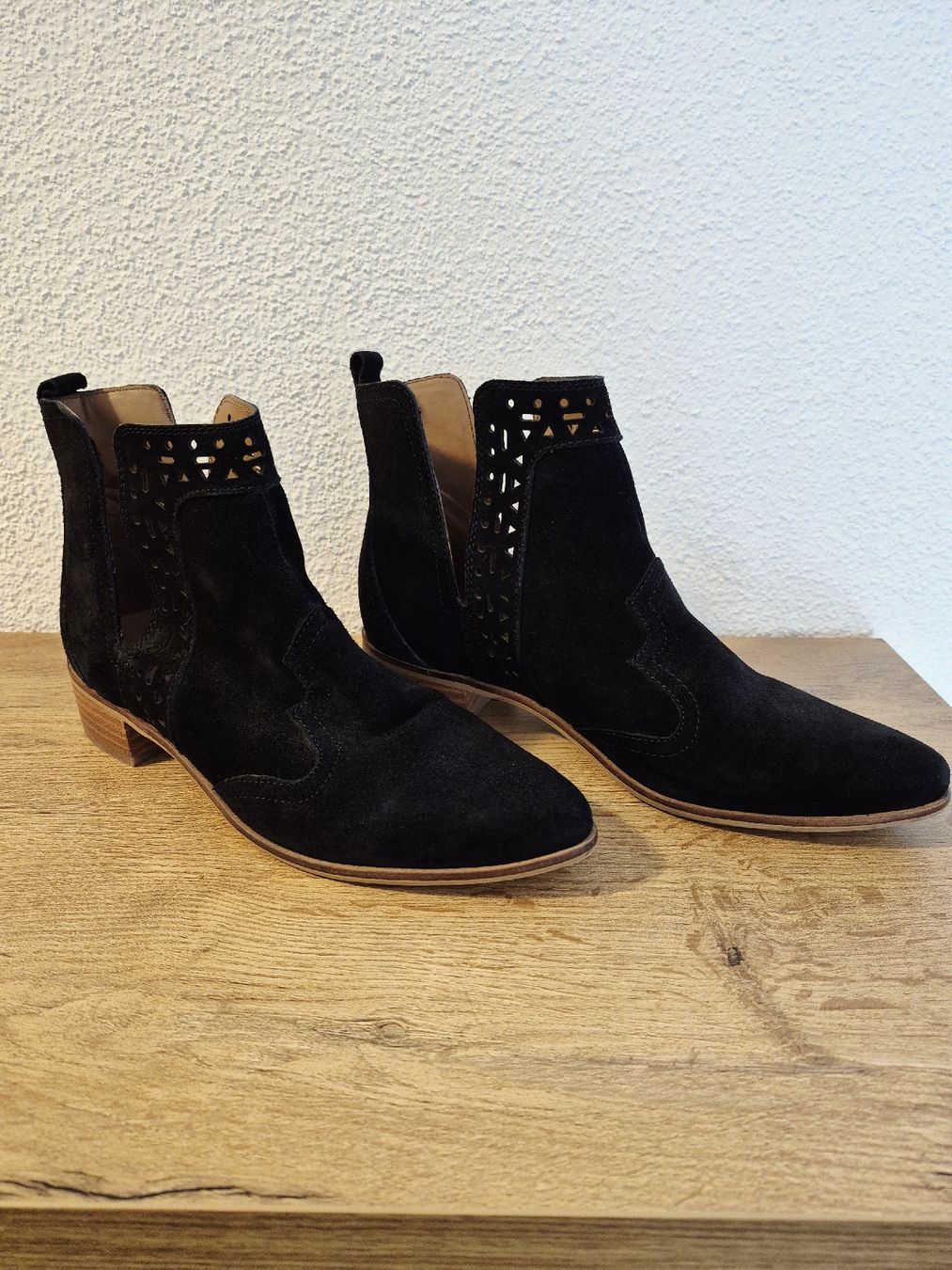 Scarpe da donna: Schwarze Wildleder Stiefeletten Gr. 38 - – Nuovo (secondo la descrizione) da Wädenswil venduto da Orso31 1