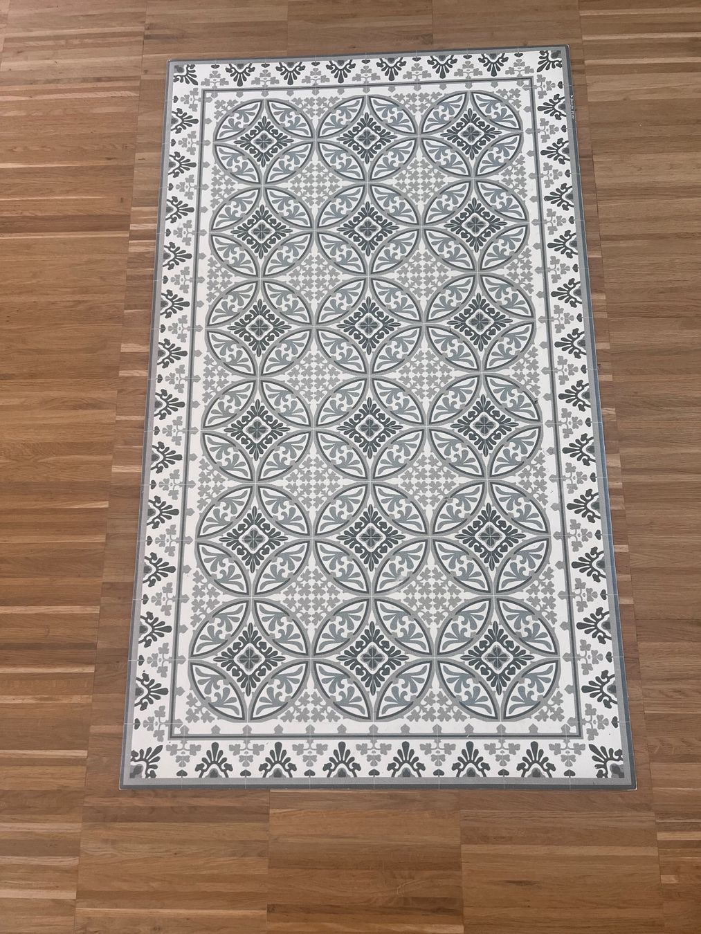 Teppiche: Tapis vinyle Beija Flor – Gebraucht aus Schlieren von Anne-SophieGa.