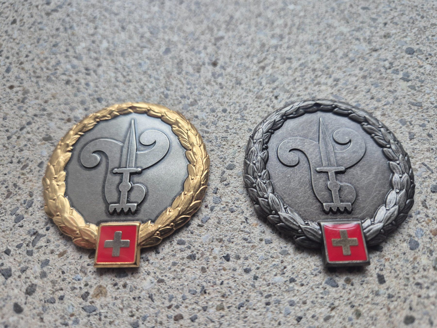 Schweizer Armee Placchette & Badge: *** Beretemblem Set Infanterie Gold/Silber *** – Nuovo e nell'imballaggio originale da Riedholz venduto da fr_sIruP 2