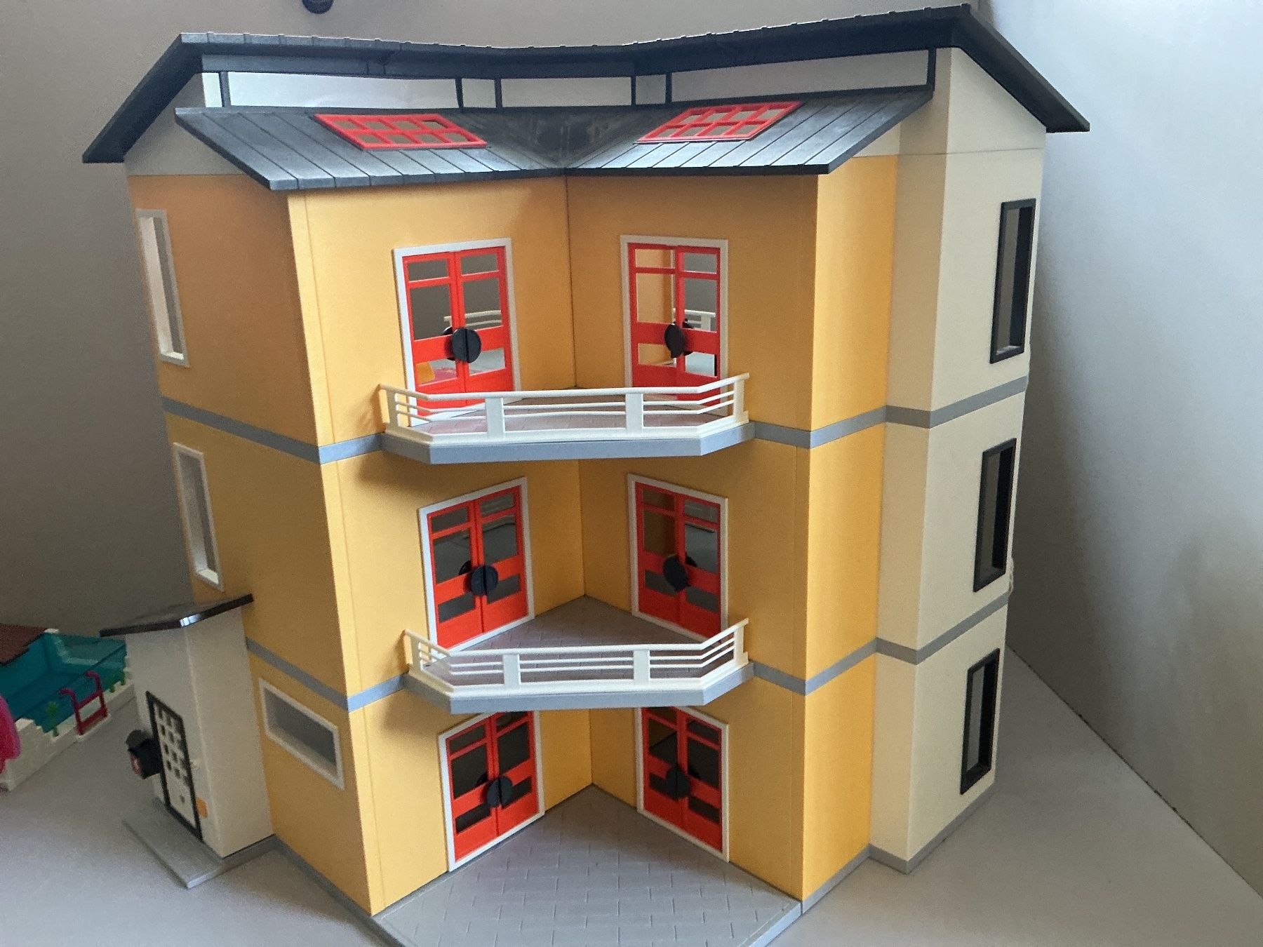 Playmobil Giocattoli: Grosses Playmobil Haus + Pool und Auto – Usato da Kappel SO venduto da su71 8