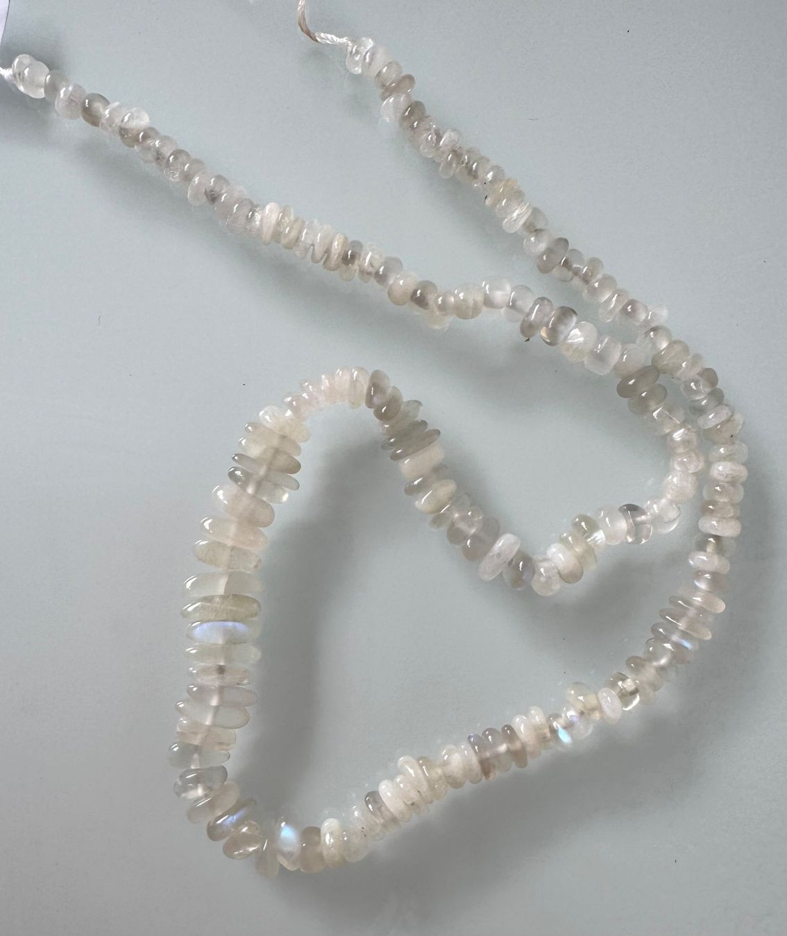 Catenine: exclusiver Mondstein wunderschön,   Strang       mit "Feuer" – Nuovo e nell'imballaggio originale da Leuggern venduto da gemshow 1