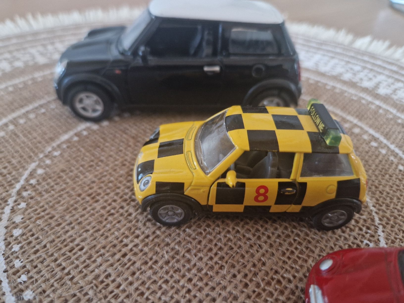 Cooper Modellautos: 3 Mini Cooper Modellautos - Rot, Schwarz, Gelb-Schwarz – Gebraucht aus Meggen von GoncallvesTiago21 2