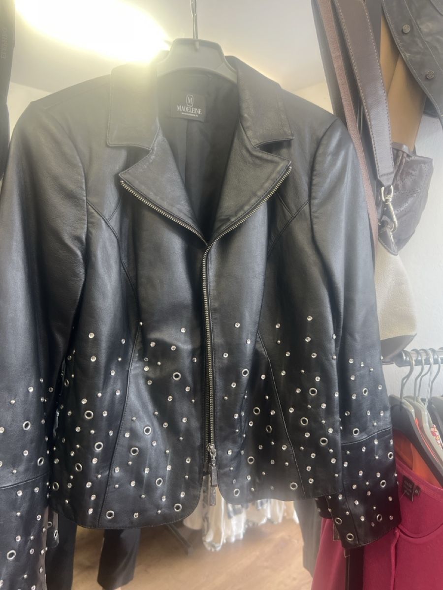 Madeleine Giacche: Schwarze Echtlederjacke mit Nieten & Ringen - Gr. 36-38 – Usato da Olten venduto da AtelierSecondhand23
