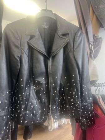 Schwarze Echtlederjacke mit Nieten & Ringen - Gr. 36-38