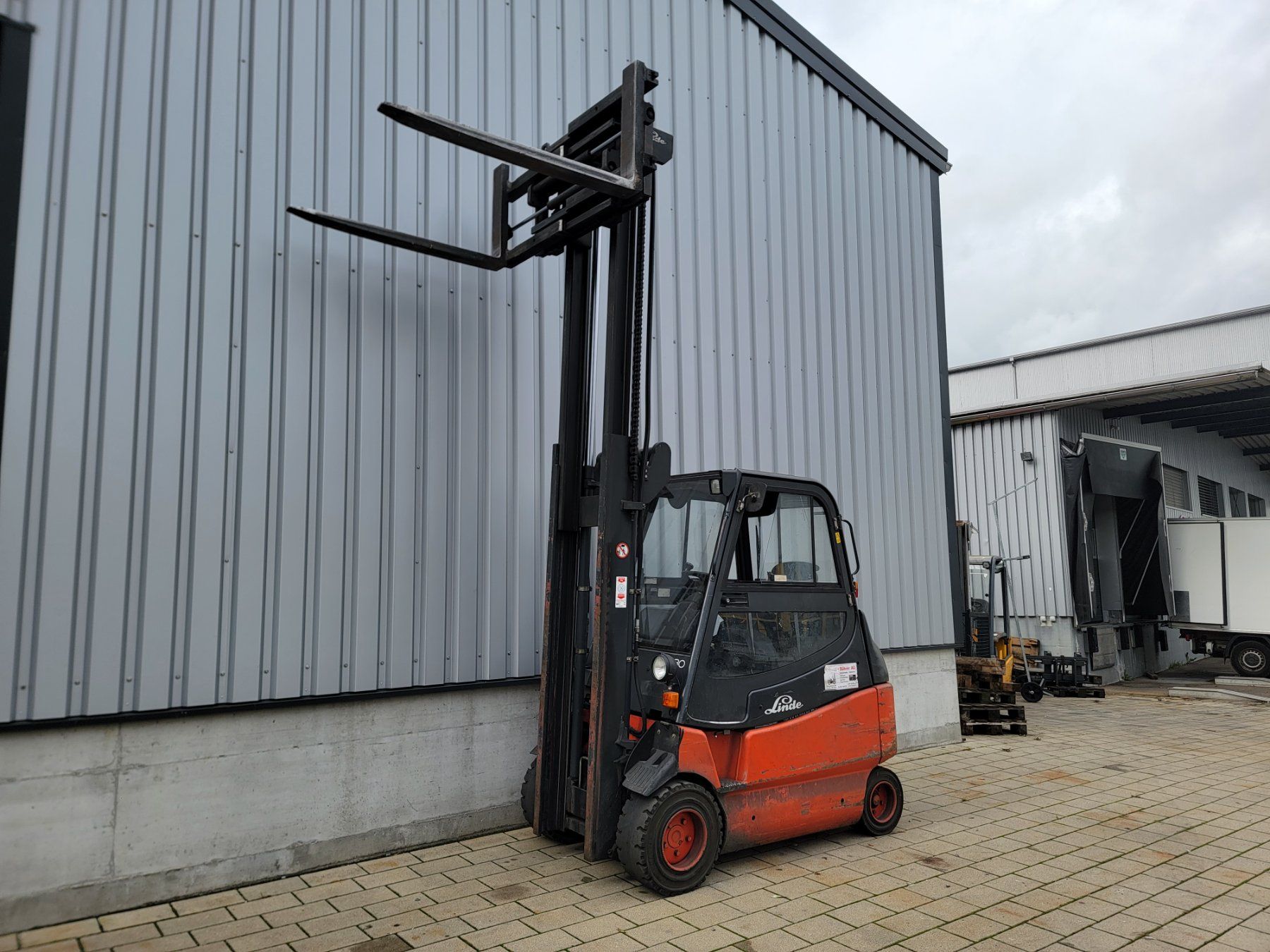 Linde Carrelli elevatori e a forche: Stapler Linde E30 mit Klemmgabel Hub 345cm – Usato da Amriswil venduto da basstempel 2