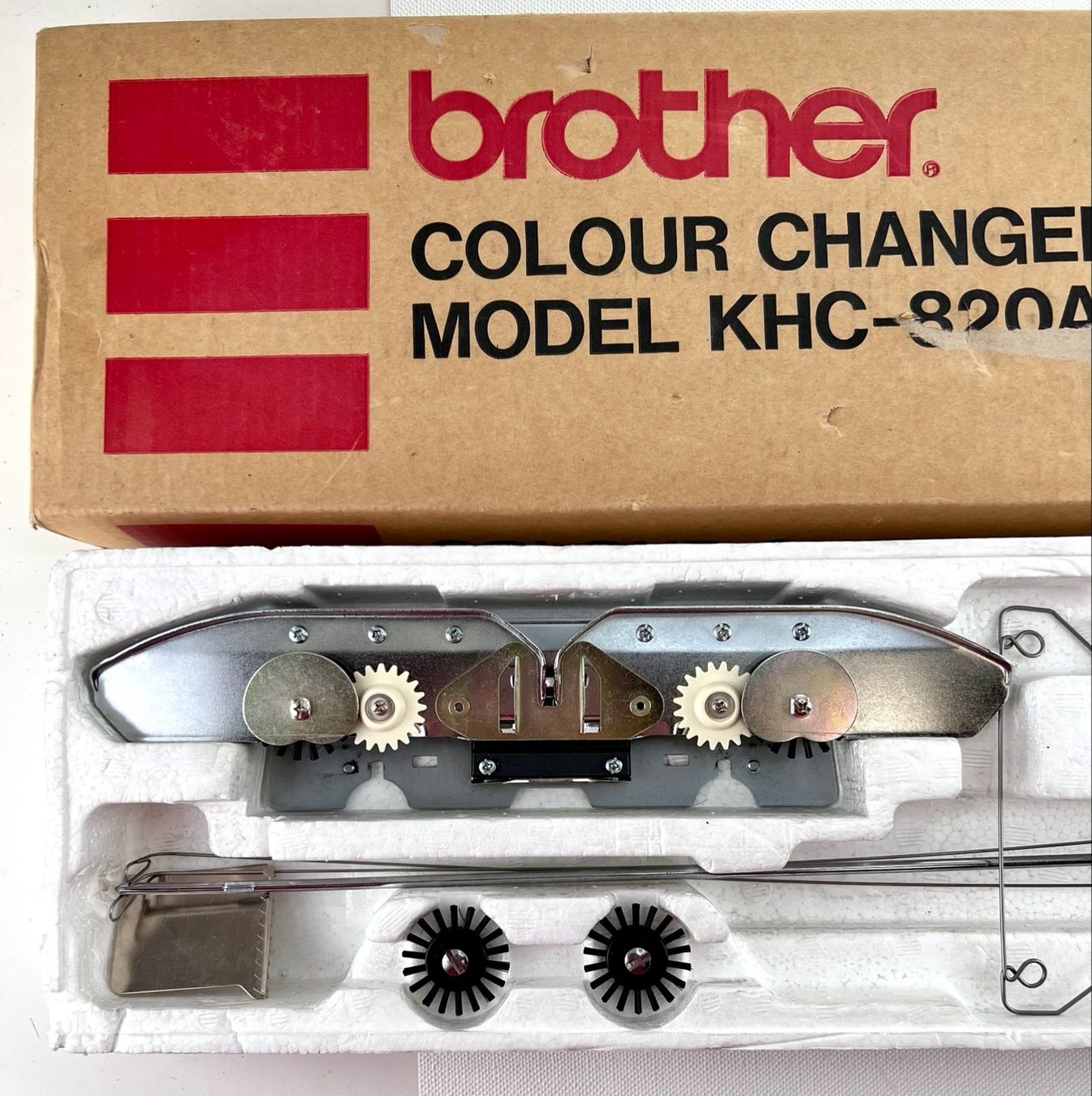 Brother Macchine da cucire: Brother Vierfarbwechsler KHC-820A Strickmaschine – Usato da Plons venduto da Zimpfer 2