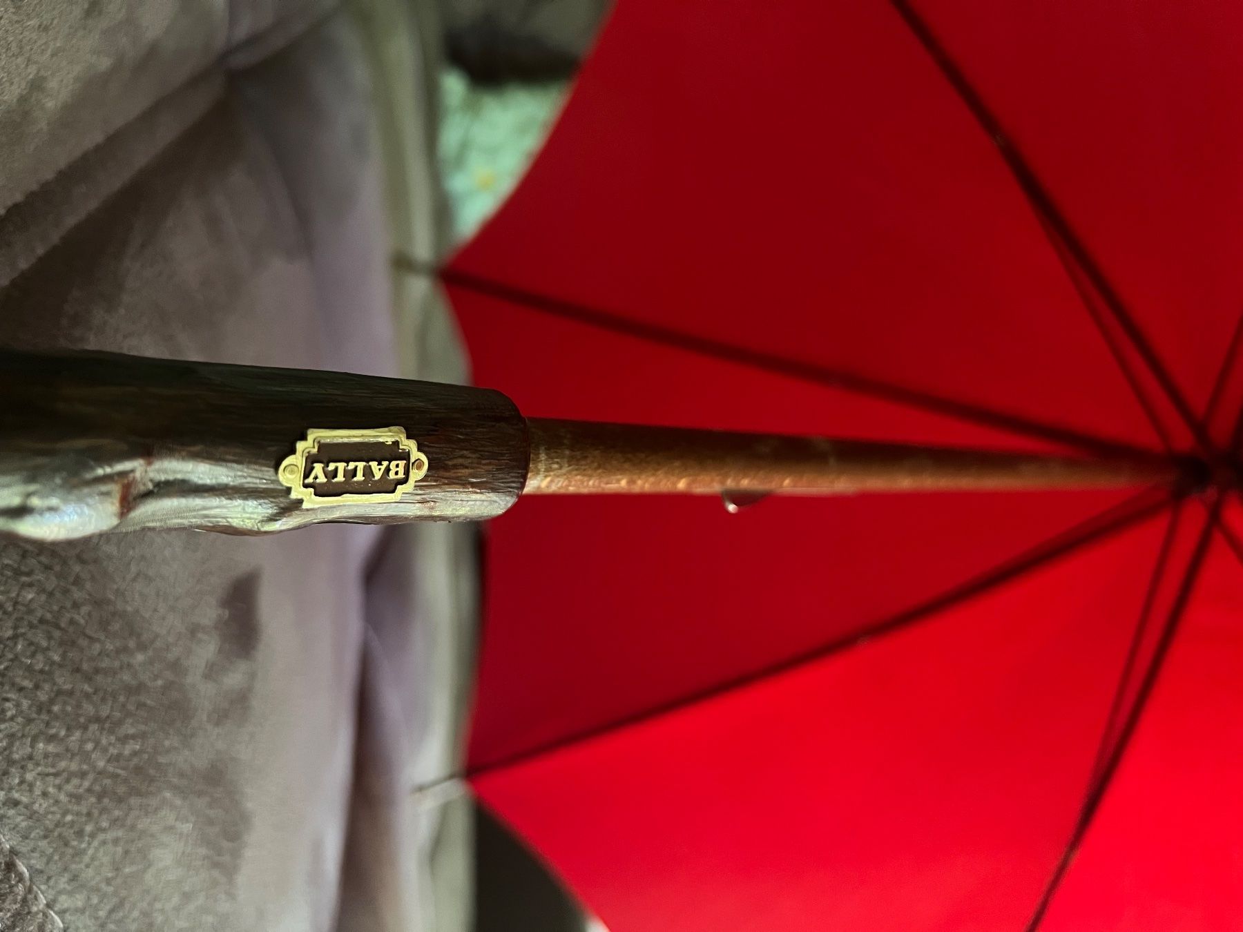 Parapluies: Bally Umbrella Red Wood Handle good condition – D'occasion à Gossau ZH par aiu_ylh7 1