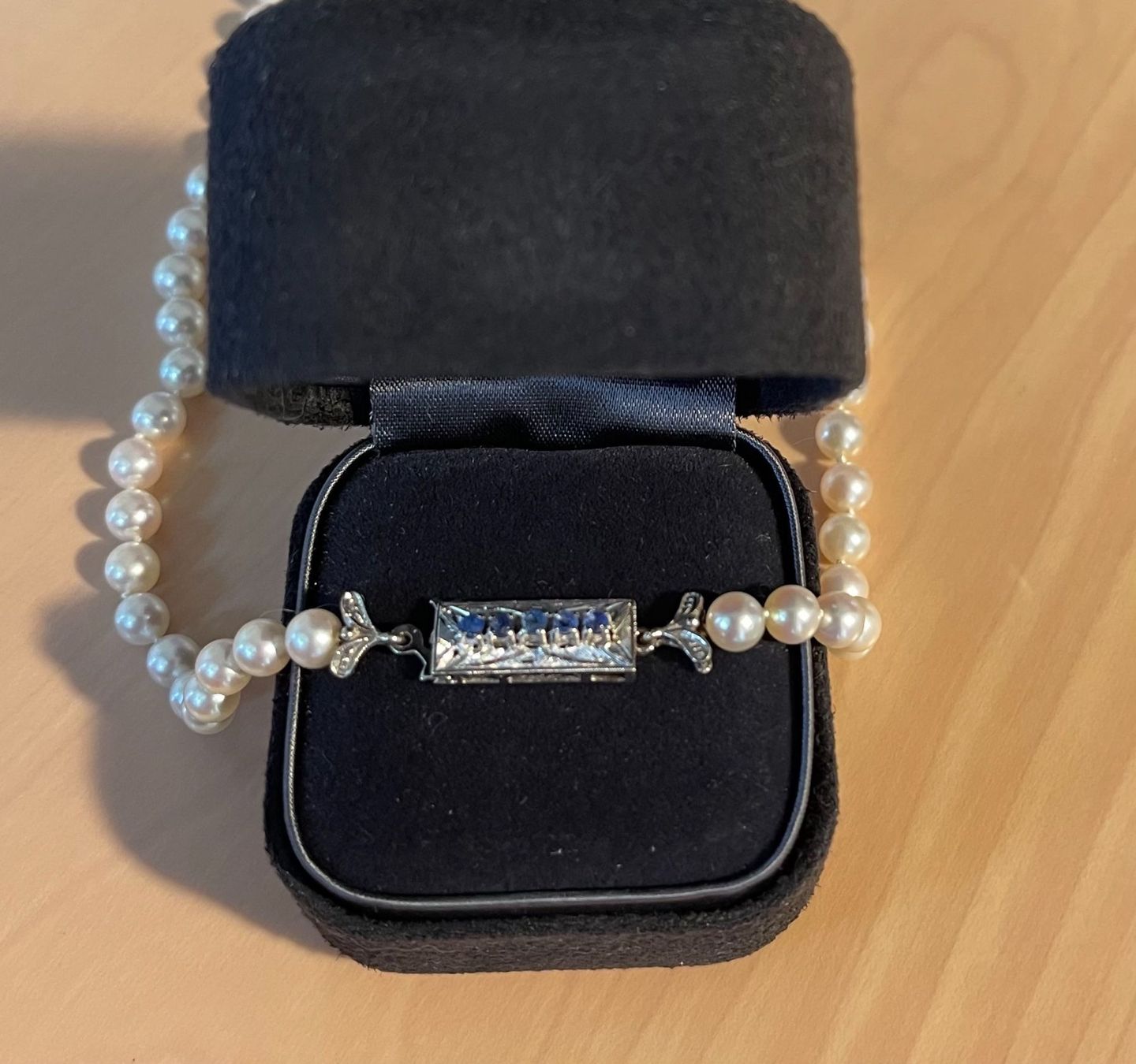 Catenine: Collier perles fermoir Or 18k et saphirs – Usato da Genève venduto da Annilu 2