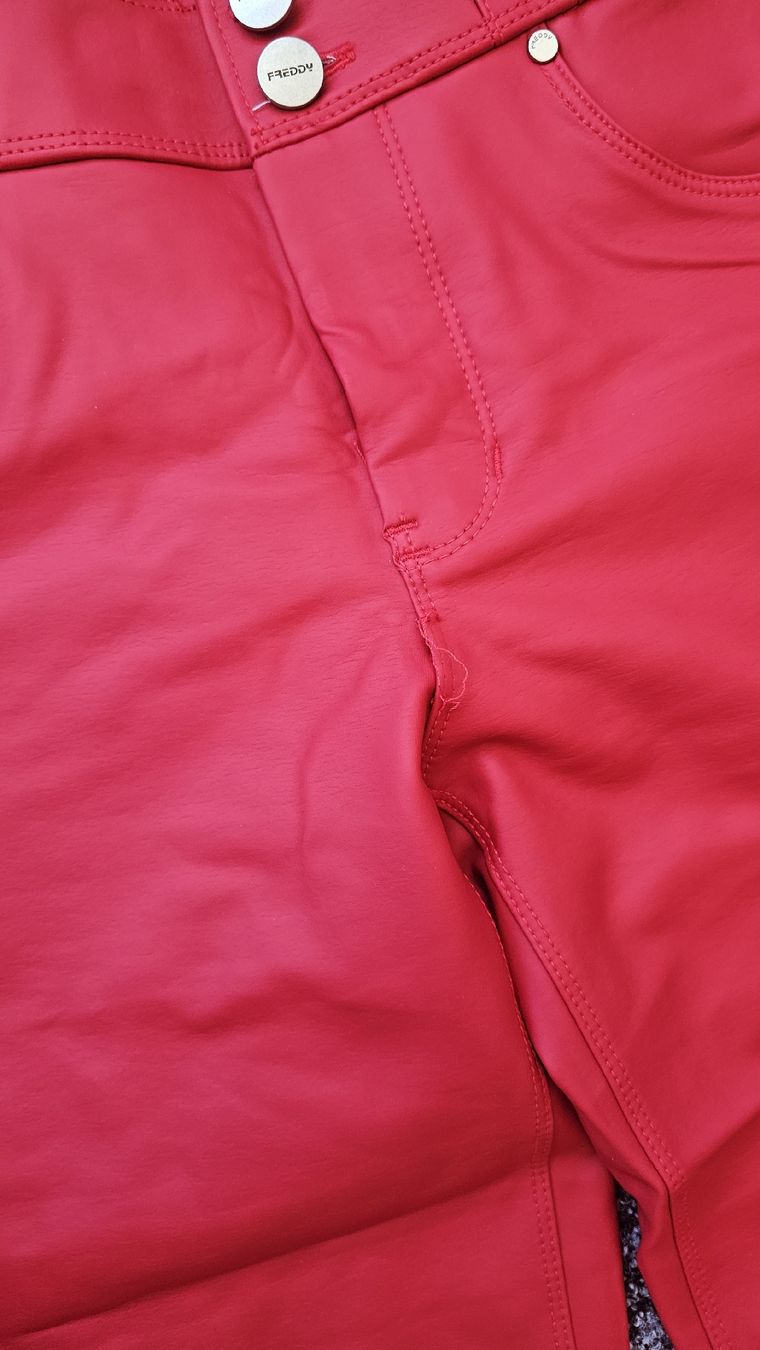Freddy Pantaloni: Freddy Hose rot – Usato da Mauren venduto da ehr_5cy6 2