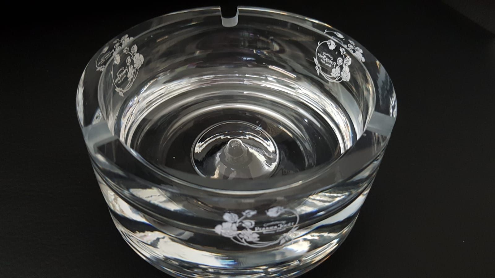 Portacenere: Aschenbecher PERRIER JOUET 12cm. – Nuovo (secondo la descrizione) da Zürich venduto da ata_c8nh 1