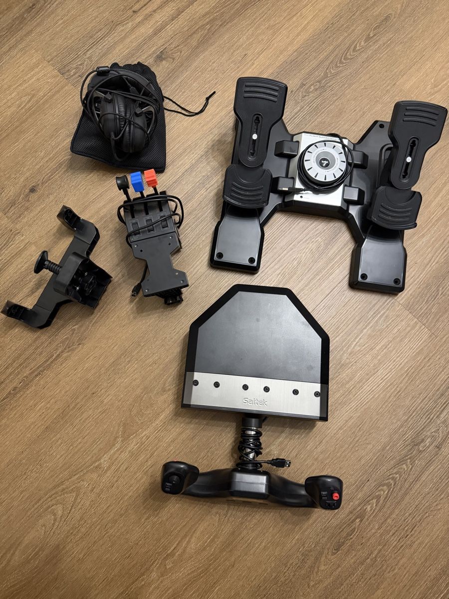 Saitek Controller: Saitek Flight Simulator Set Yoke Pedale Throttle Headset – Nuovo (secondo la descrizione) da Winterthur venduto da lar_sxb9
