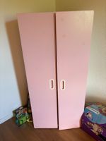 Zwei IKEA-Kleiderschränke und IKEA-Bücherregal