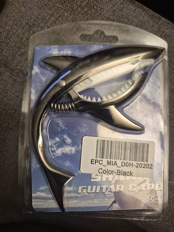 Strumenti musicali: Kapodaster in Hai-Form – Nuovo e nell'imballaggio originale da Niederhasli venduto da mybluefish 2