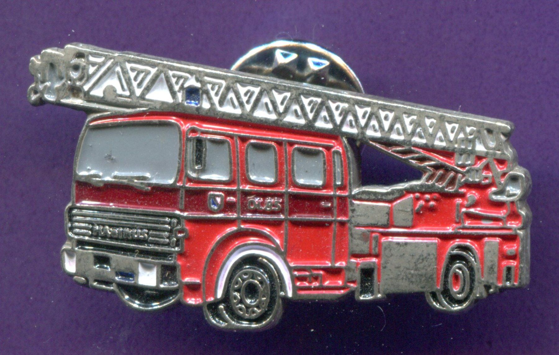 Plaketten & Abzeichen: Feuerwehrauto  mit Drehleiter   – Gebraucht aus Winterthur von Sammleroase