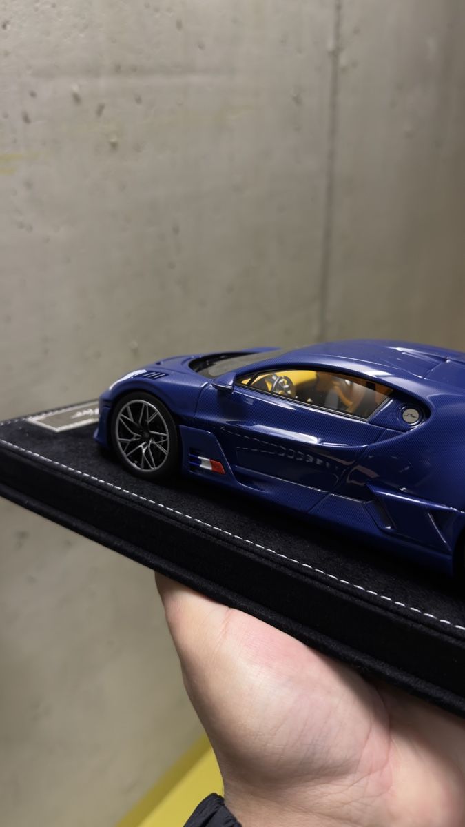 Bugatti Modellini d'auto: Henson&Heaven Bugatti Divo 1:18 blau carbon – Nuovo (secondo la descrizione) da Möhlin venduto da MRCLCollection 2