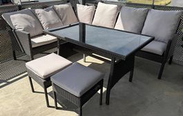 Garten-Lounge aus Polyrattan mit Glas-Tisch