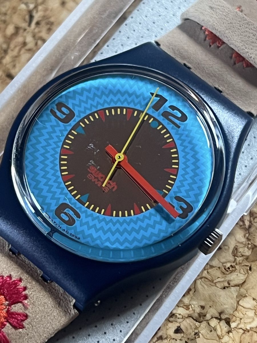 Swatch Montres: Damen Uhr Swatch Hellblau-gesticktes Armband – D'occasion à Basel par bellespirit