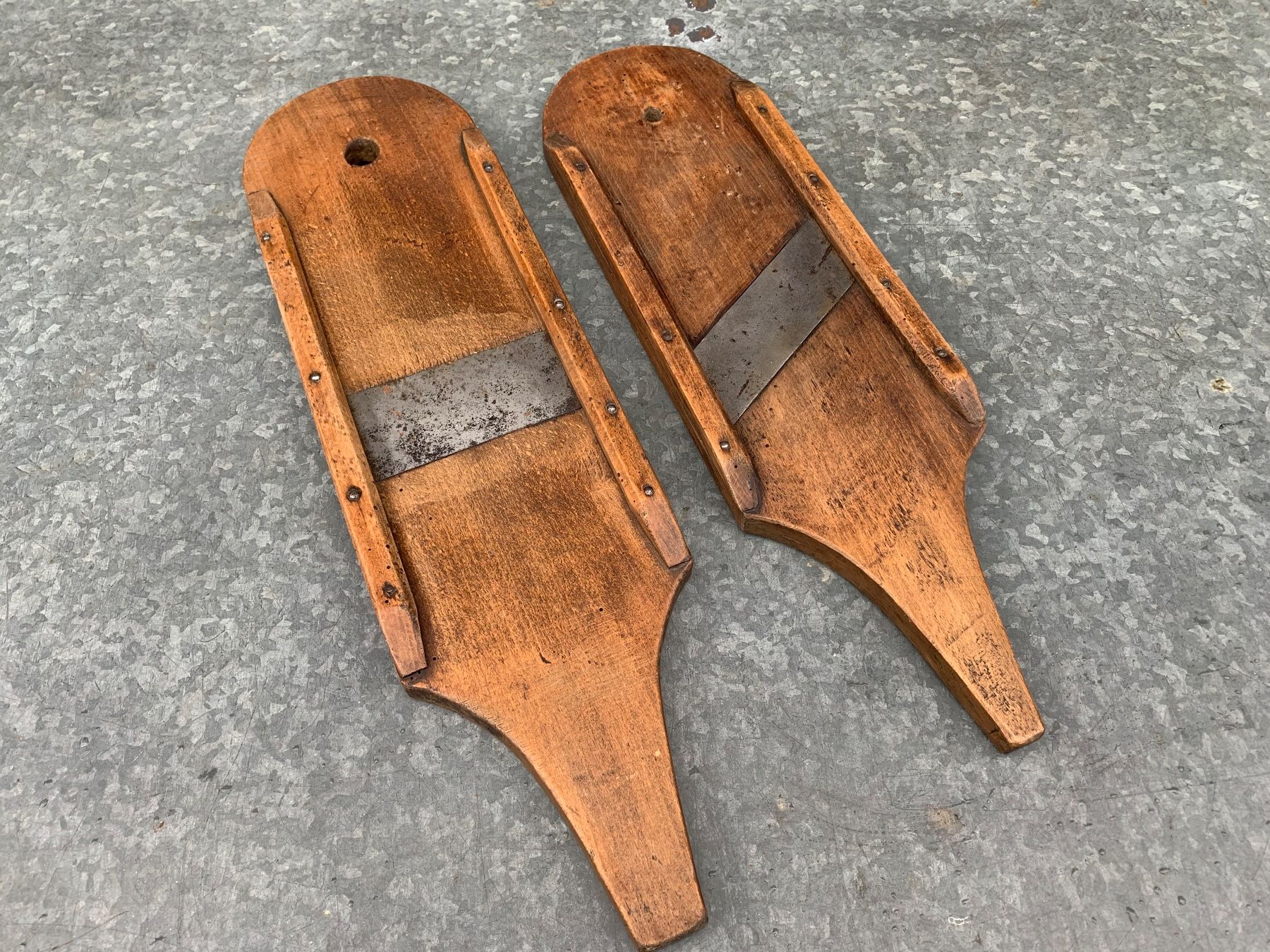 Tutti gli attrezzi: 2 schöne antike Schneidbretter aus Holz – Usato da Feldbach venduto da Olive1 1