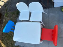IKEA MAMMUT Kindertisch, zwei Stühle und zwei URBAN Hochstüh