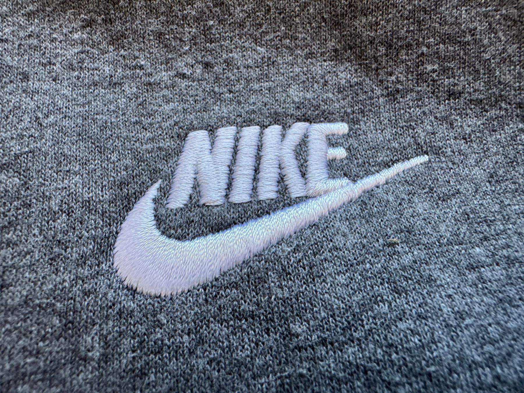 Nike Pullover & Sweatshirts: Nike Sweatshirt hoodie pullover MEN Sz M embroidered logo – Gebraucht aus Neuchâtel von _Easy_to_Find_ 1
