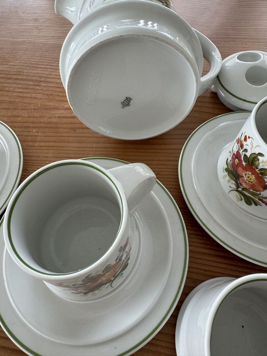 Set di piatti: Retro Kaffeegeschirr mit Blumenmuster , Langenthal  – Usato da Lanzenhäusern venduto da Galaa 5