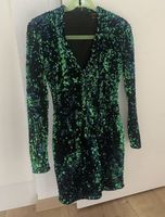 helles Kleid mit Pailletten