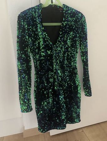 helles Kleid mit Pailletten