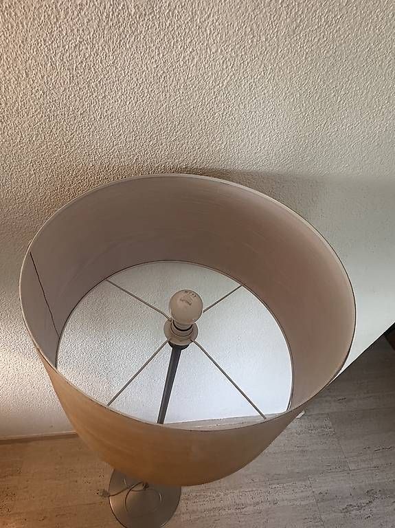Lampes: Stehleuchte,  Metallfuss gebraucht – D'occasion à Küssnacht am Rigi par mis_skz5 2