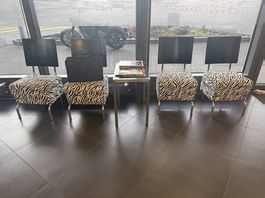 4 Stühle + 2 Beistelltische  modernes Set zu verkaufen