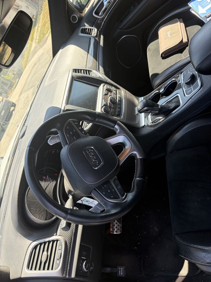 Jeep Autos: Jeep GrandCherokee SRT – D'occasion à Coffrane par liciniop 3