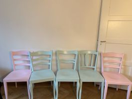 Bunte vintage Holzstühle