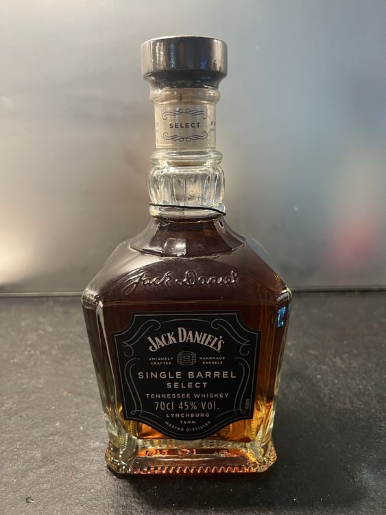Un Set Di Bicchieri Con Bevande Alcoliche Forti Whisky Brandy Cognac O Bourbon E Rum Vista Dall Alto Forti Bevande Alcoliche Invecchiate Su Uno Sfondo Di Pietra Nera 86624630