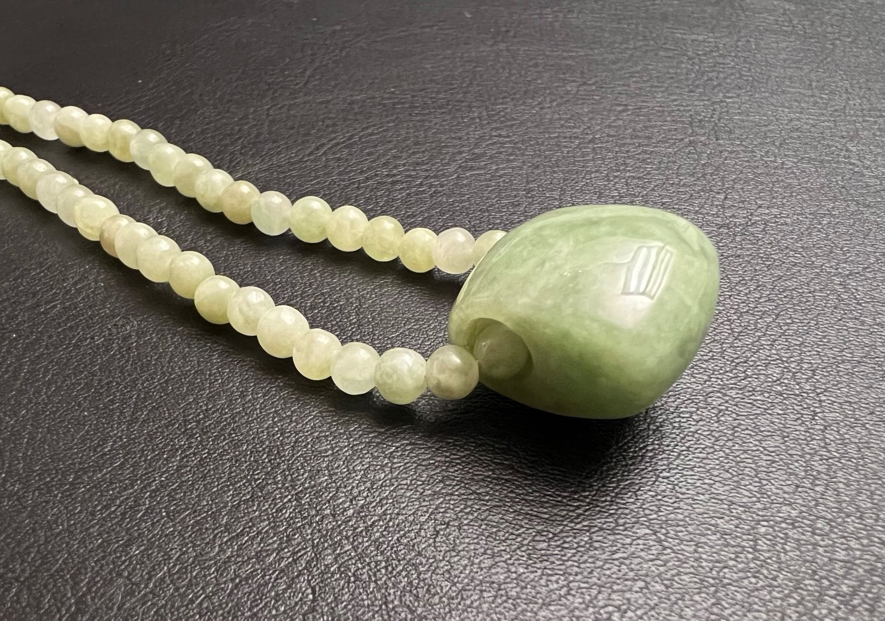 Catenine: Halskette aus Jade mit Peridot-Anhänger – Usato da Thalheim AG venduto da Cox-51 2