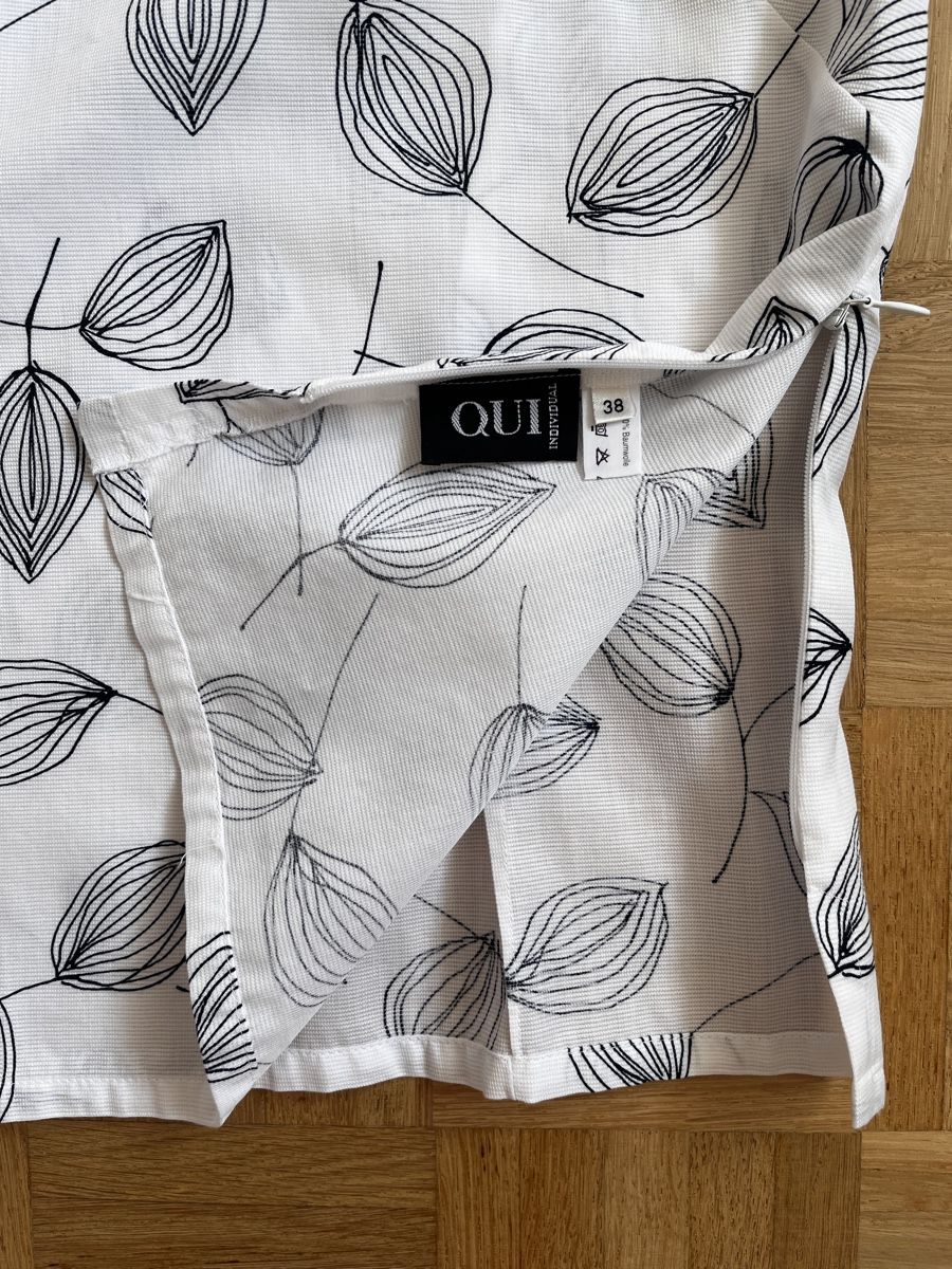 Top: QUI, Top, Weiss mit Blattmuster Gr. 38 – Usato da Zürich venduto da Kleanthy 2