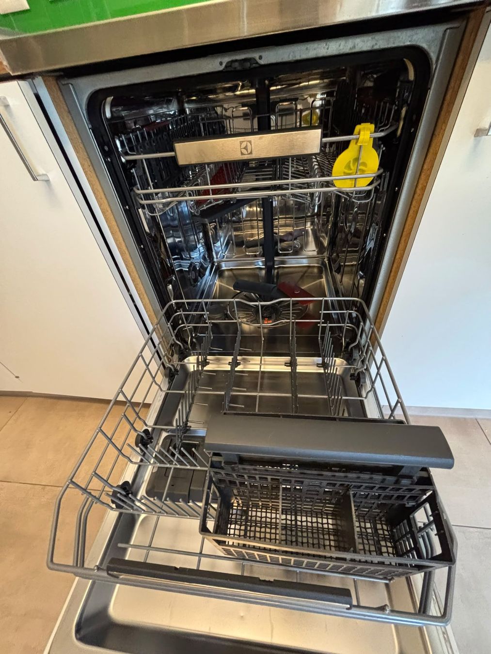 Cucine complete: Weisse Einbaucküche mit Elektroluxgeräten – Usato da Würenlos venduto da Rekalo 4