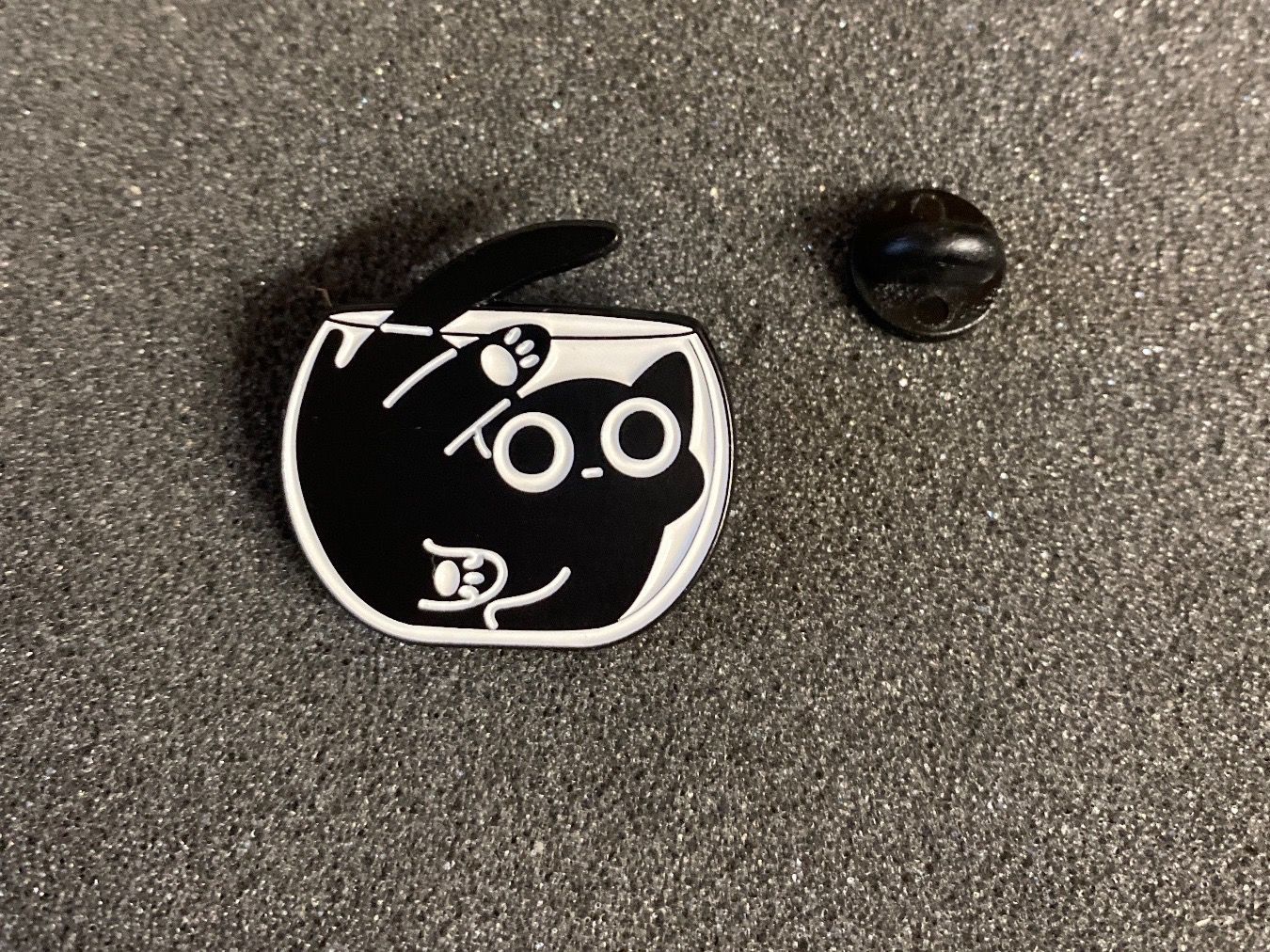 Placchette & Badge: PIN'S - CHAT - AQUARIUM – Nuovo (secondo la descrizione) da Le Brassus venduto da cinema13