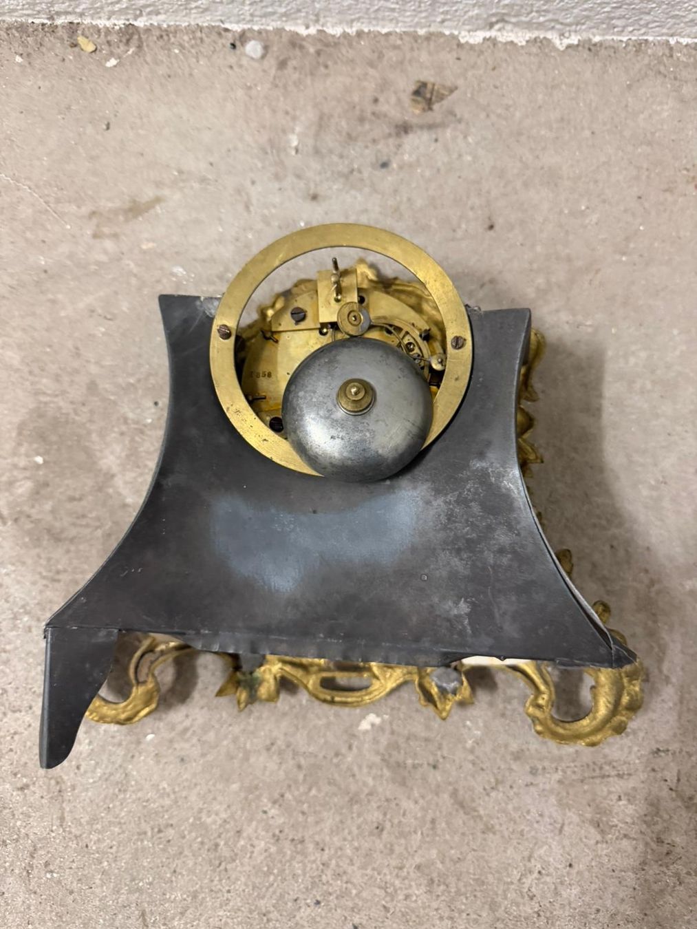 Orologi da terra & Orologi da parete: Pendule de cheminée ancienne bronze doré style Louis XV – Usato da Fribourg venduto da vibifgva 1
