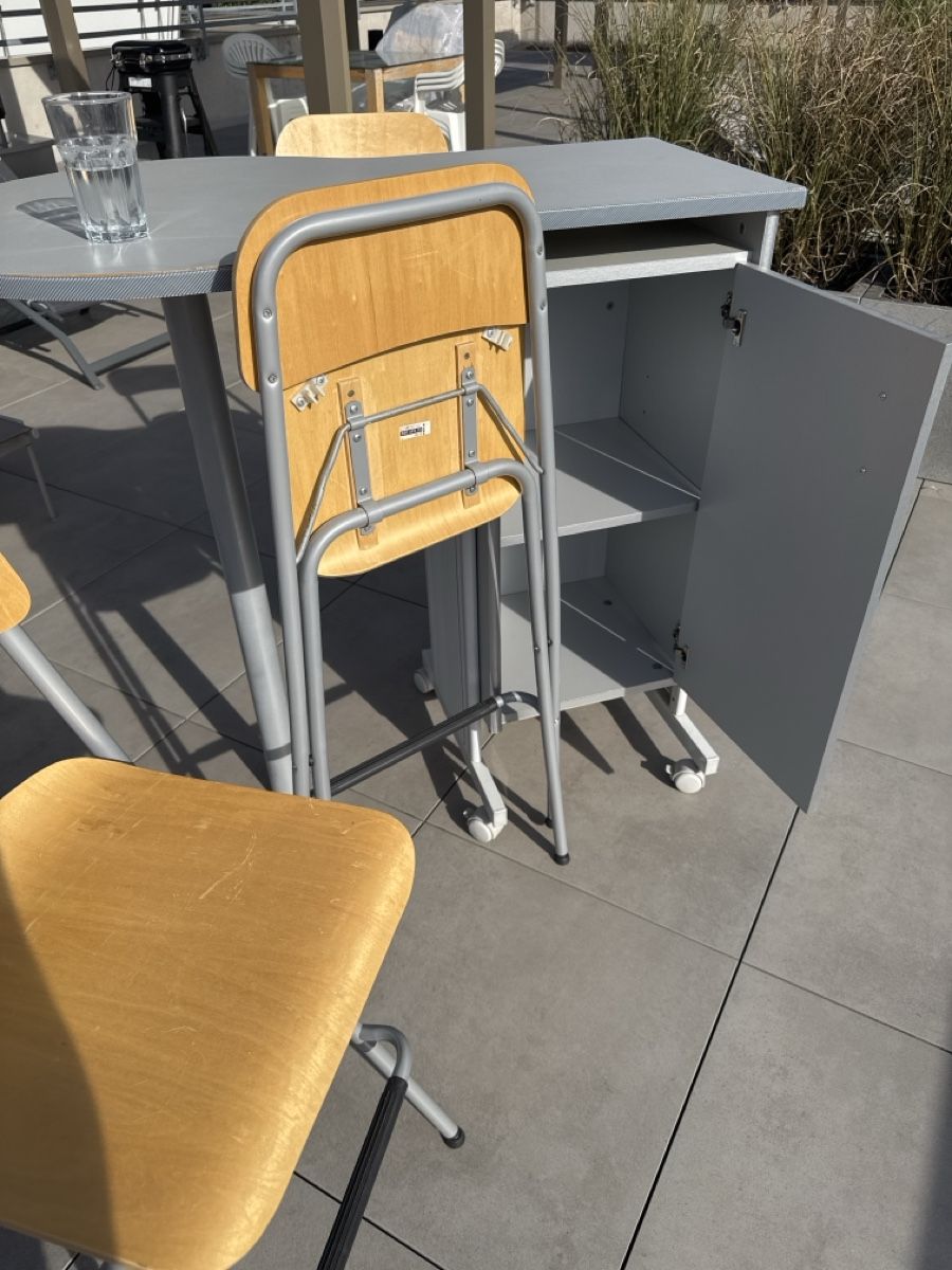 Allestimento di negozi e stand fieristici: Bar , Theke mit vier Barhocker – Usato da Frauenfeld venduto da Most-Inder 5