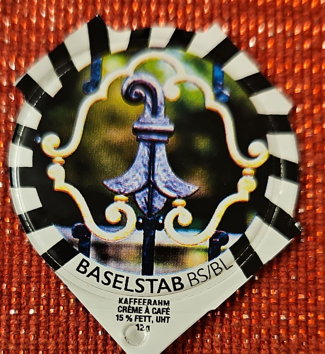 Opercules: Kaffeerahmdeckel  – D'occasion à Basel par Melibu