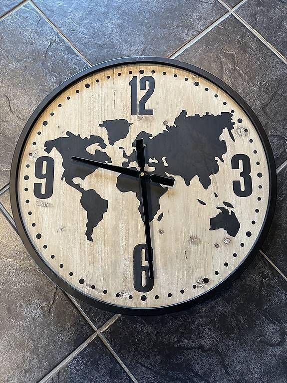 Orologi da terra & Orologi da parete: Wanduhr Welt – Usato da Schwanden Sigrisw venduto da NinaT