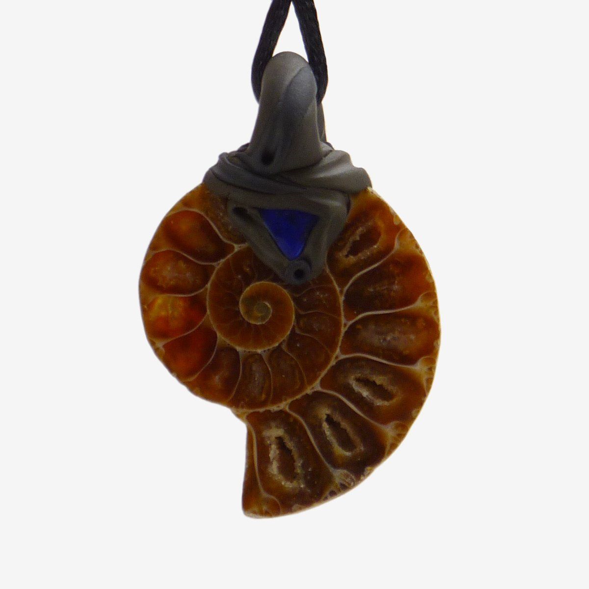 Fossili: Ammonit Steinanhänger (Fossil) mit eingefasstem Lapislazuli – Nuovo e nell'imballaggio originale da Meilen venduto da Kaleidoskopia