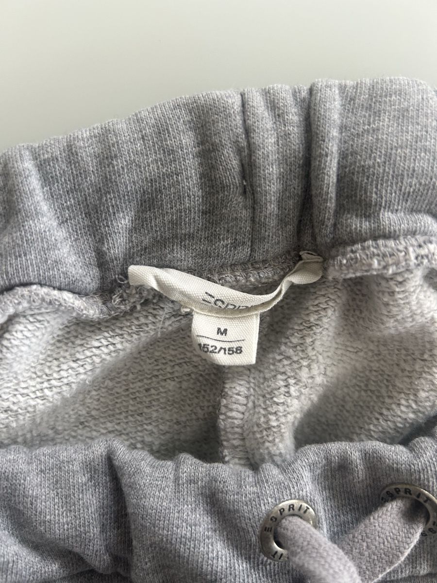 Esprit Hosen: Jogging Esprit gris, taille 152/158 – Gebraucht aus Boncourt von fcb2005 2