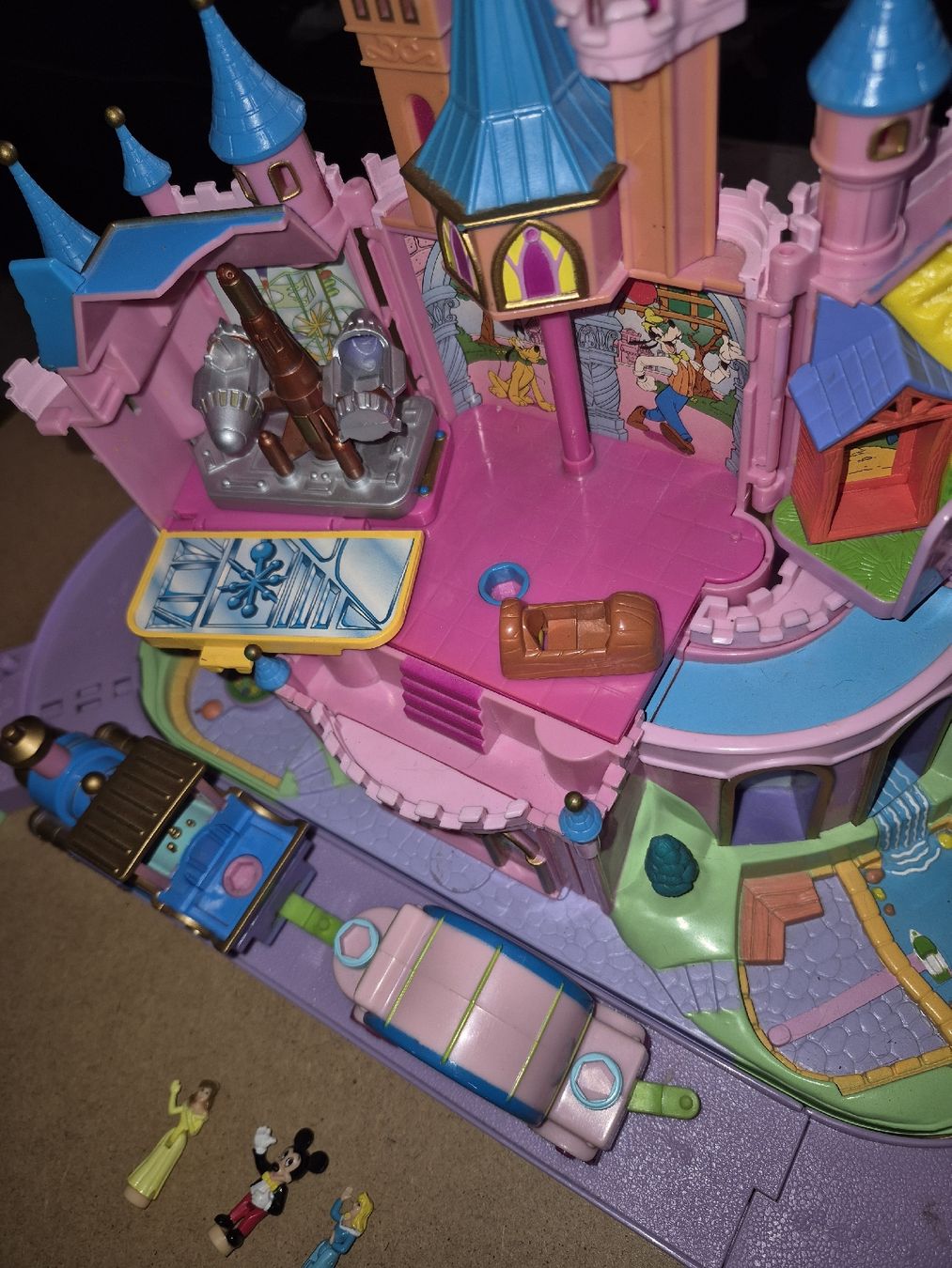 Maisons pour enfant: Château Polly Pocket avec train et accessoires 1995 – D'occasion à Penthalaz par yve_wsq8 2