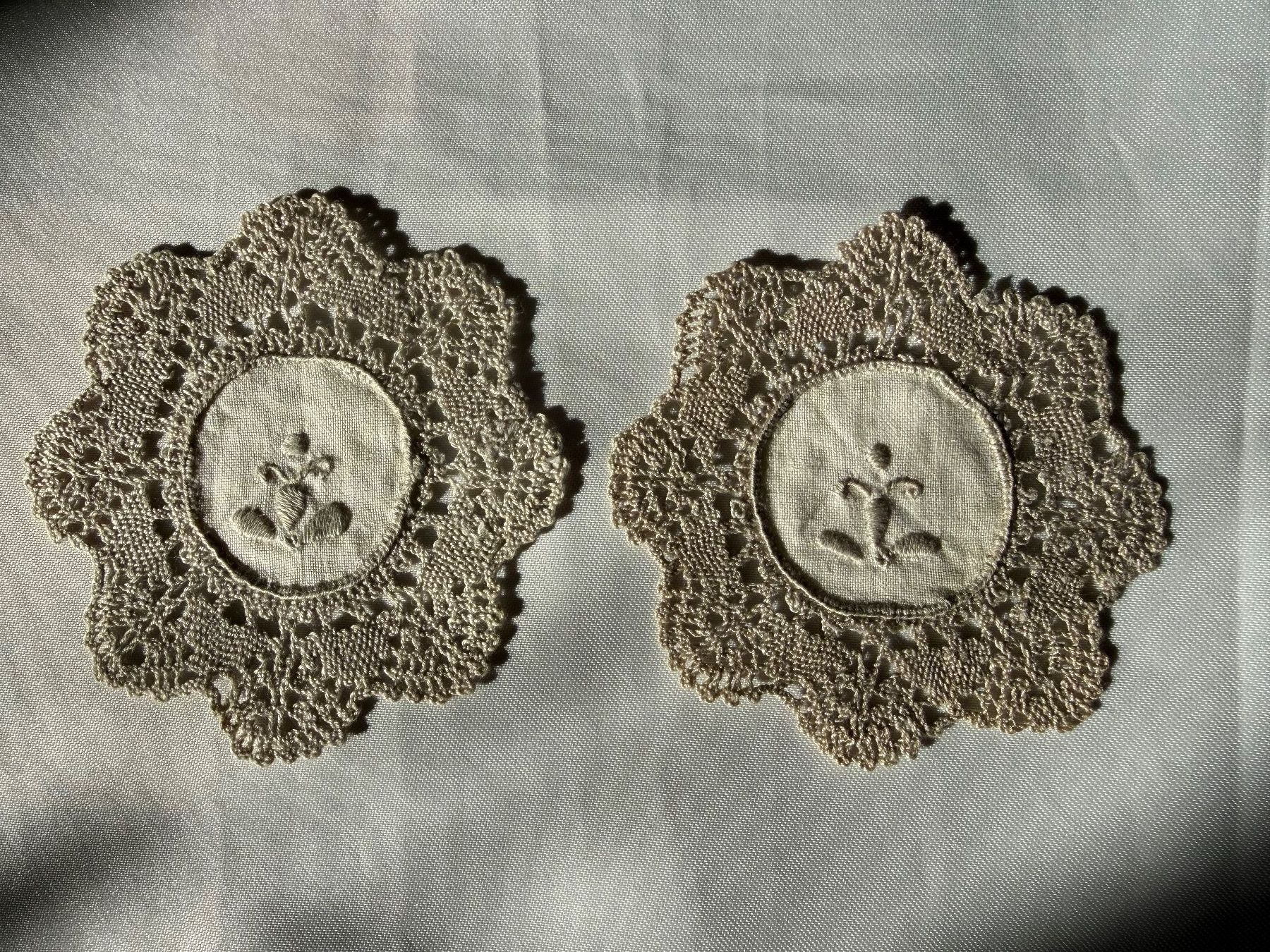 Sottobicchieri: 2er Set Vintage Deckchen ecru mit Häkelrand,  8,5 cm Durchm. – Usato da Mümliswil venduto da ruben71