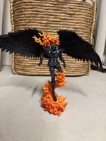 Actionfigur mit schwarzen Flügeln und Flammen Sockel