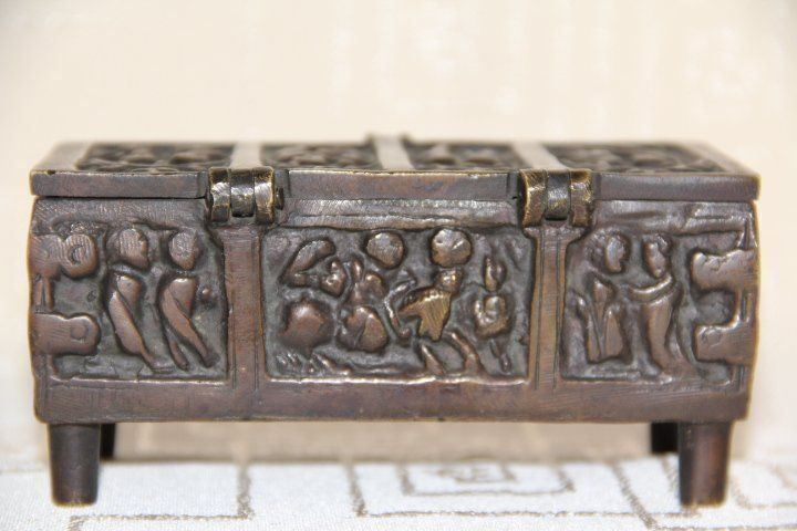 Cassapanche: Antique  coffret en bronze . – Usato da Praz (Vully) venduto da pikuluka1 4