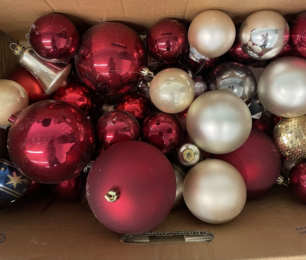 Alle Dekorationen: Weihnachtskugeln-Set, Vintage Christbaumkugeln, Rot/Gold – Neu (gemäss Beschreibung) aus Au ZH von Jaggy4 1