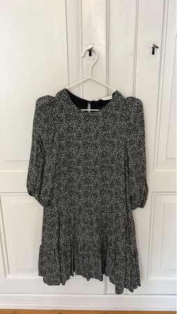 Schönes Sommerkleid mit Pünktchen, Grösse S
